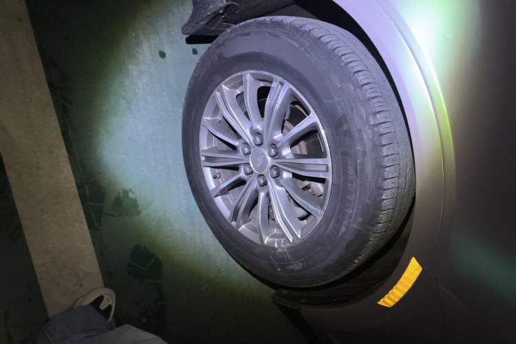 Used Cadillac XT5 2017 Anniversary Edition 25T Luxury Model Right Front Wheel Hub