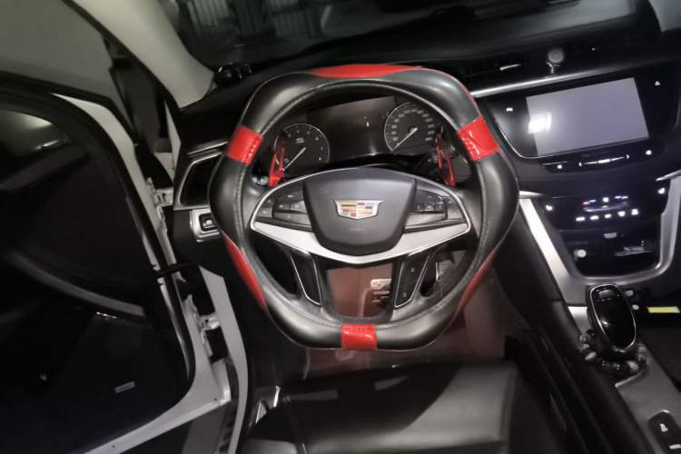 Used Cadillac XT5 2017 Anniversary Edition 25T Luxury Model Steering Wheel