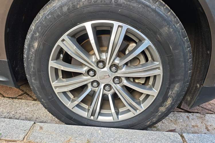 Used Cadillac XT5 2017 Anniversary Edition 25T Luxury Model Right Front Wheel Hub