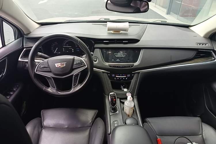 Used Cadillac XT5 2017 Anniversary Edition 28T Four-Wheel Drive Luxury Model Center Console