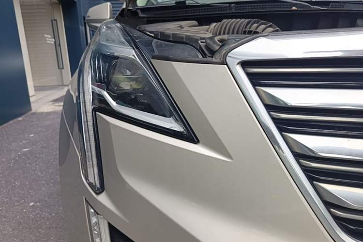 Used Cadillac XT5 2017 Anniversary Edition 28T Four-Wheel Drive Luxury Model Right Front Headlight