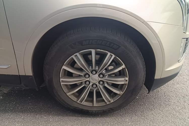 Used Cadillac XT5 2017 Anniversary Edition 28T Four-Wheel Drive Luxury Model Right Front Wheel Hub