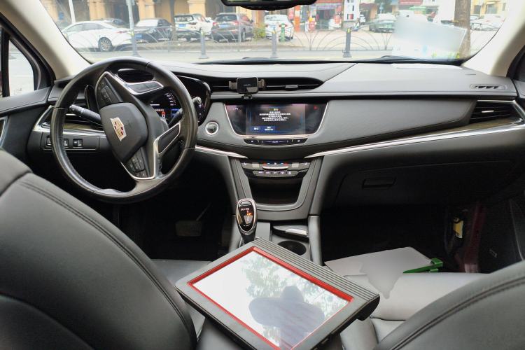 Used Cadillac XT5 2017 Anniversary Edition 25T Luxury Model Center Console