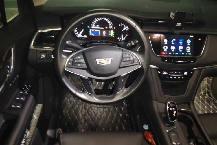 Used Cadillac XT5 2017 Anniversary Edition 25T Luxury Model Steering Wheel