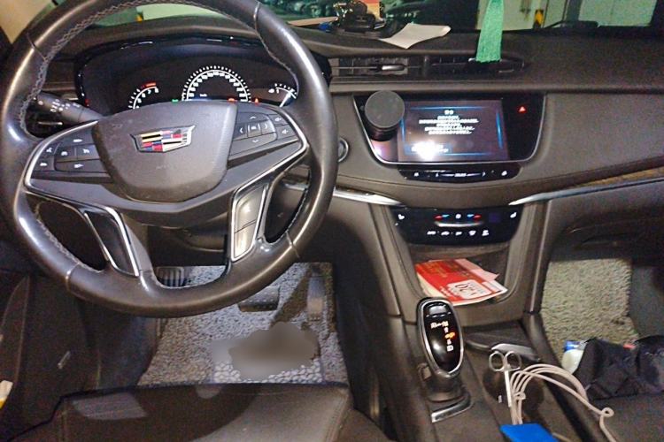 Used Cadillac XT5 2017 Anniversary Edition 25T Luxury Model Center Console