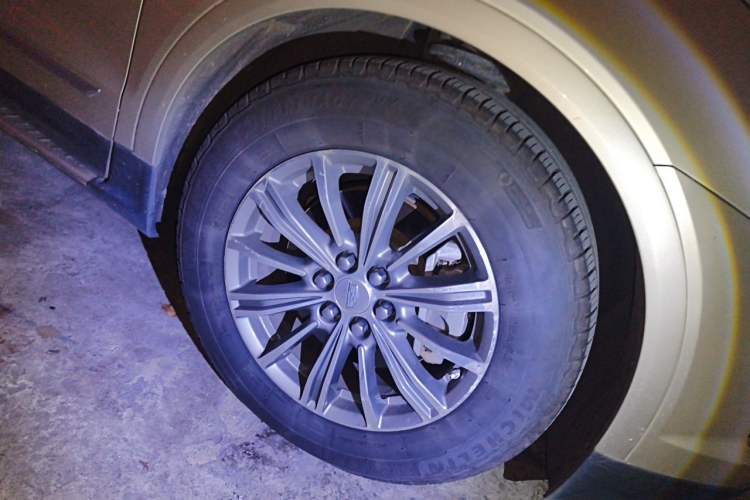 Used Cadillac XT5 2017 Anniversary Edition 25T Luxury Model Right Front Wheel Hub