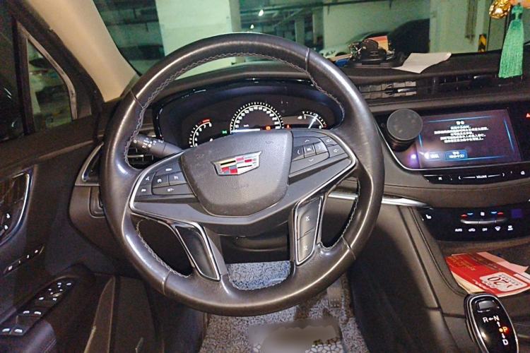 Used Cadillac XT5 2017 Anniversary Edition 25T Luxury Model Steering Wheel