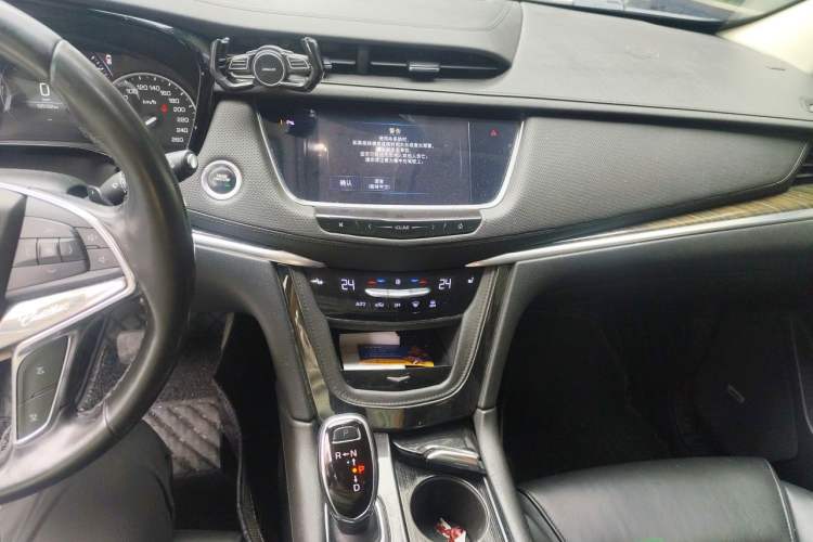Used Cadillac XT5 2017 Anniversary Edition 25T Luxury Model Audio And AC Panel
