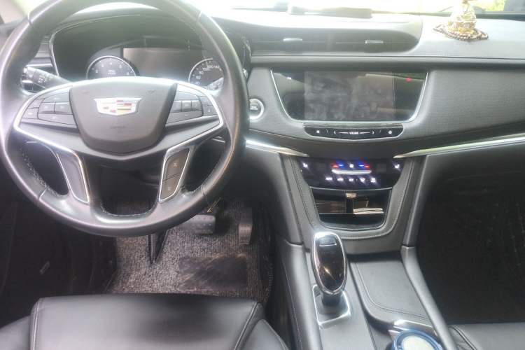 Used Cadillac XT5 2017 Anniversary Edition 28T Four-Wheel Drive Luxury Model Center Console