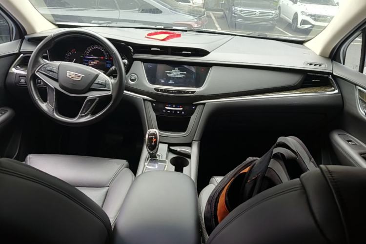 Used Cadillac XT5 2017 Anniversary Edition 25T Luxury Model Center Console
