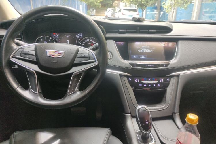 Used Cadillac XT5 2017 Anniversary Edition 25T Luxury Model Center Console