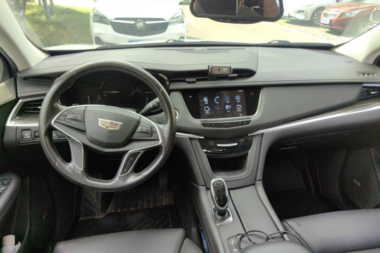 Used Cadillac XT5 2017 Anniversary Edition 25T Luxury Model Center Console