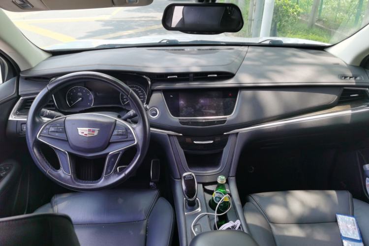 Used Cadillac XT5 2017 Anniversary Edition 25T Luxury Model Center Console