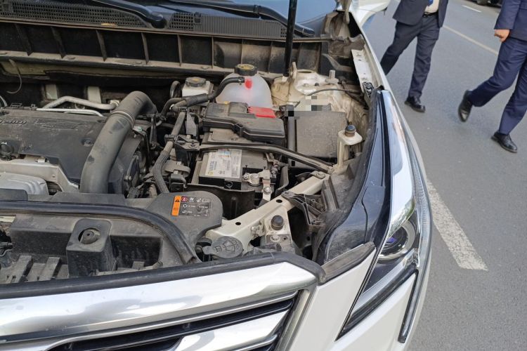 Used Cadillac XT5 2017 Anniversary Edition 25T Tech Model Engine Bay Left
