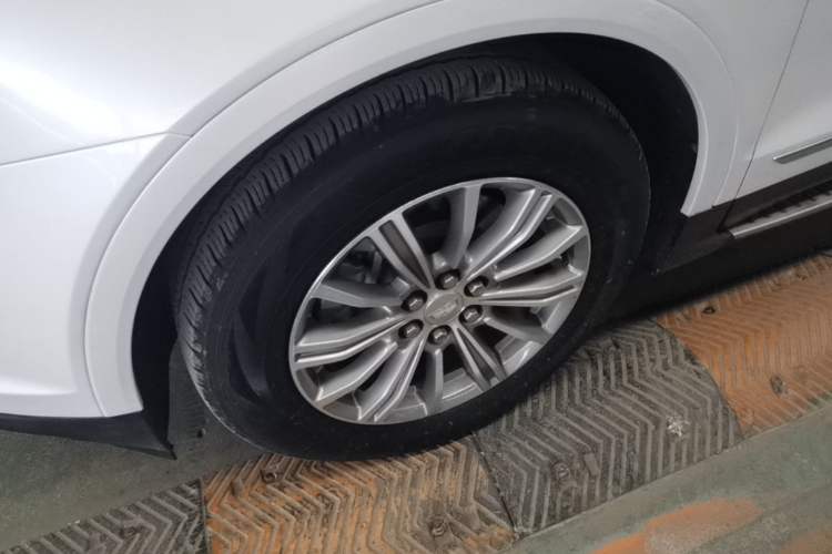 Used Cadillac XT5 2017 Anniversary Edition 25T Luxury Model Left Front Wheel Hub