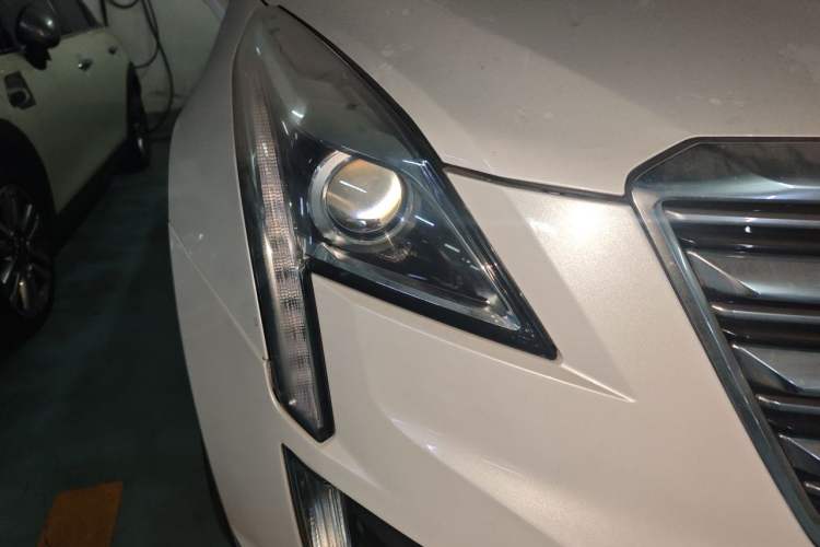 Used Cadillac XT5 2017 Anniversary Edition 25T Luxury Model Right Front Headlight