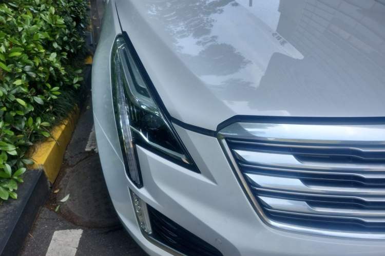 Used Cadillac XT5 2017 Anniversary Edition 28T Four-Wheel Drive Luxury Model Right Front Headlight