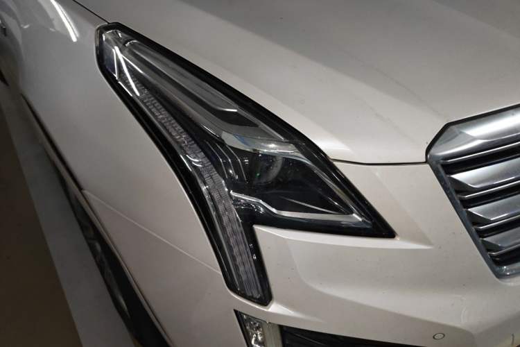 Used Cadillac XT5 2017 Anniversary Edition 28T Four-Wheel Drive Luxury Model Right Front Headlight