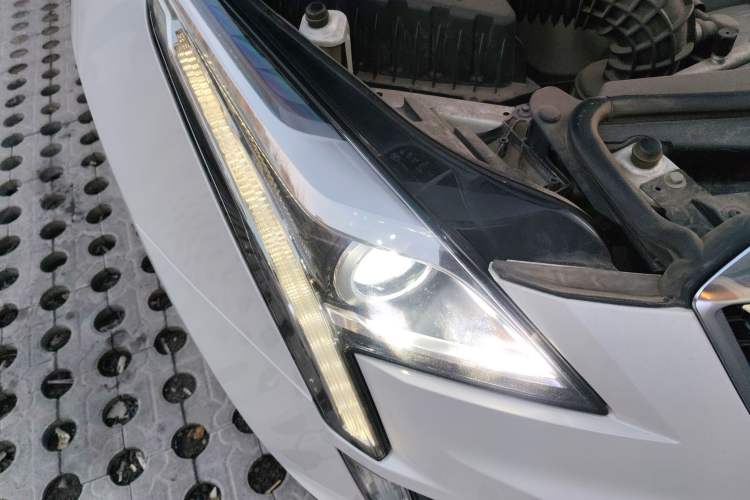 Used Cadillac XT5 2017 Anniversary Edition 28T Four-Wheel Drive Tech Model Right Front Headlight