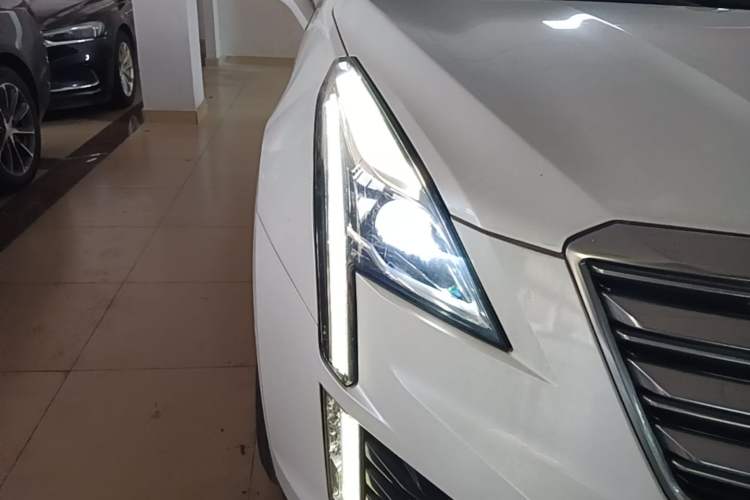 Used Cadillac XT5 2017 Anniversary Edition 28T Four-Wheel Drive Luxury Model Right Front Headlight
