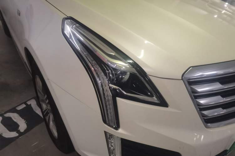 Used Cadillac XT5 2017 Anniversary Edition 28T Four-Wheel Drive Luxury Model Right Front Headlight