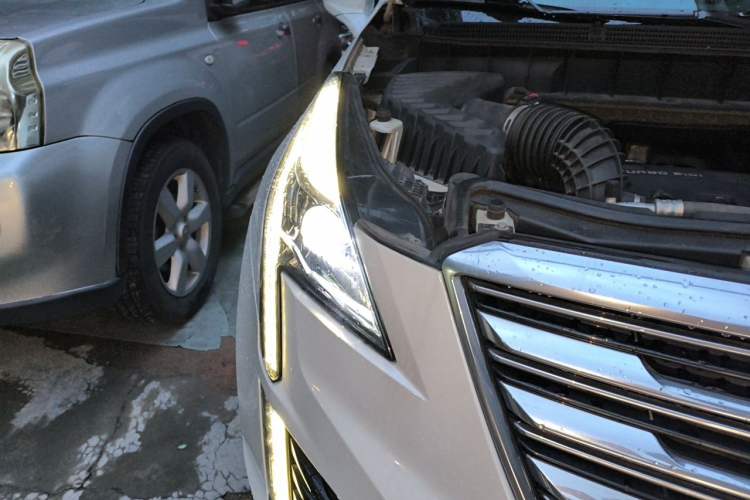 Used Cadillac XT5 2017 Anniversary Edition 28T Four-Wheel Drive Tech Model Right Front Headlight