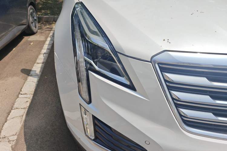 Used Cadillac XT5 2017 Anniversary Edition 28T Four-Wheel Drive Luxury Model Right Front Headlight