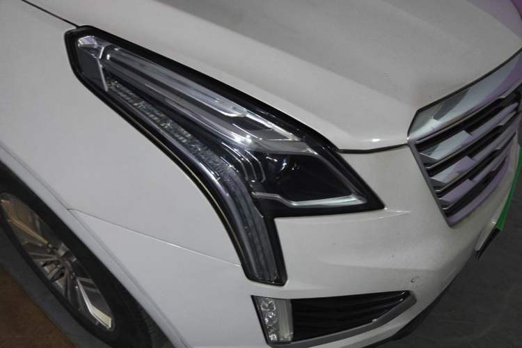 Used Cadillac XT5 2017 Anniversary Edition 28T Four-Wheel Drive Luxury Model Right Front Headlight