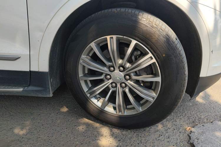 Used Cadillac XT5 2017 Anniversary Edition 25T Luxury Model Right Front Wheel Hub
