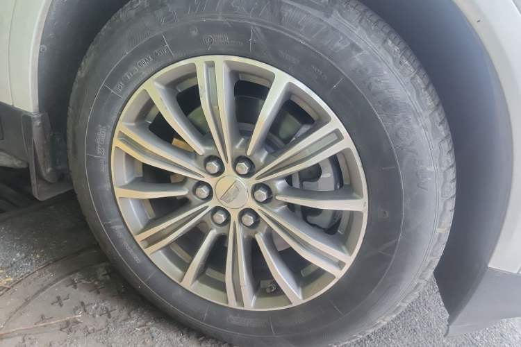 Used Cadillac XT5 2017 Anniversary Edition 28T Four-Wheel Drive Luxury Model Right Front Wheel Hub