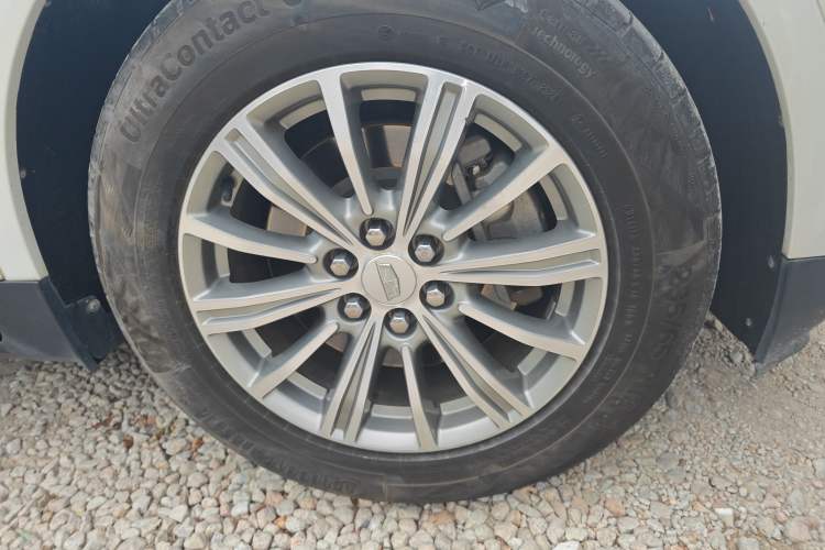 Used Cadillac XT5 2017 Anniversary Edition 28T Four-Wheel Drive Luxury Model Right Front Wheel Hub