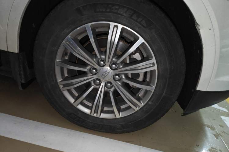 Used Cadillac XT5 2017 Anniversary Edition 28T Four-Wheel Drive Luxury Model Right Front Wheel Hub