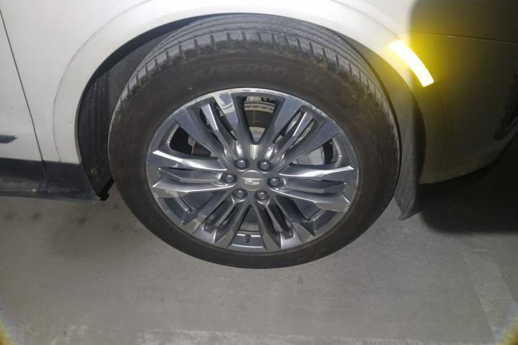 Used Cadillac XT5 2017 Anniversary Edition 28T Four-Wheel Drive Luxury Model Right Front Wheel Hub