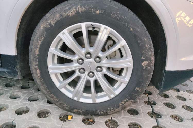 Used Cadillac XT5 2017 Anniversary Edition 28T Four-Wheel Drive Tech Model Right Front Wheel Hub