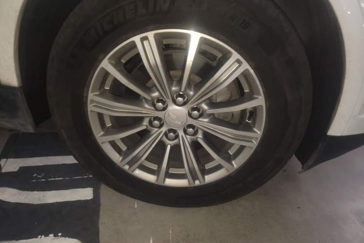 Used Cadillac XT5 2017 Anniversary Edition 28T Four-Wheel Drive Luxury Model Right Front Wheel Hub