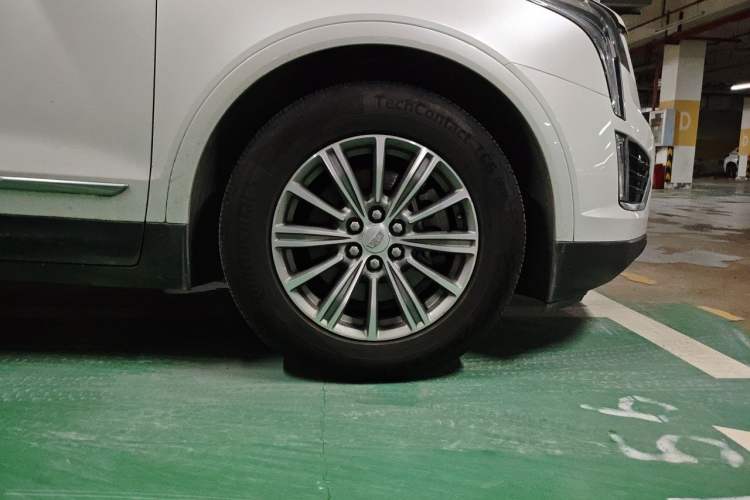 Used Cadillac XT5 2017 Anniversary Edition 25T Luxury Model Right Front Wheel Hub