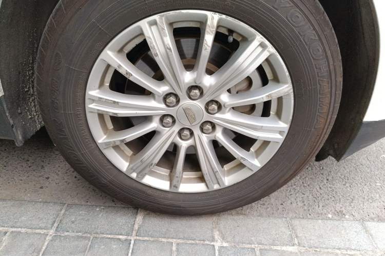 Used Cadillac XT5 2017 Anniversary Edition 25T Tech Model Right Front Wheel Hub