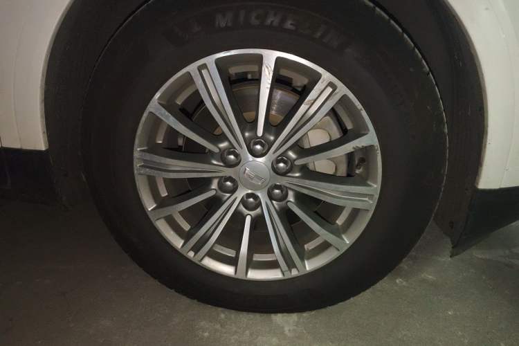 Used Cadillac XT5 2017 Anniversary Edition 28T Four-Wheel Drive Luxury Model Right Front Wheel Hub