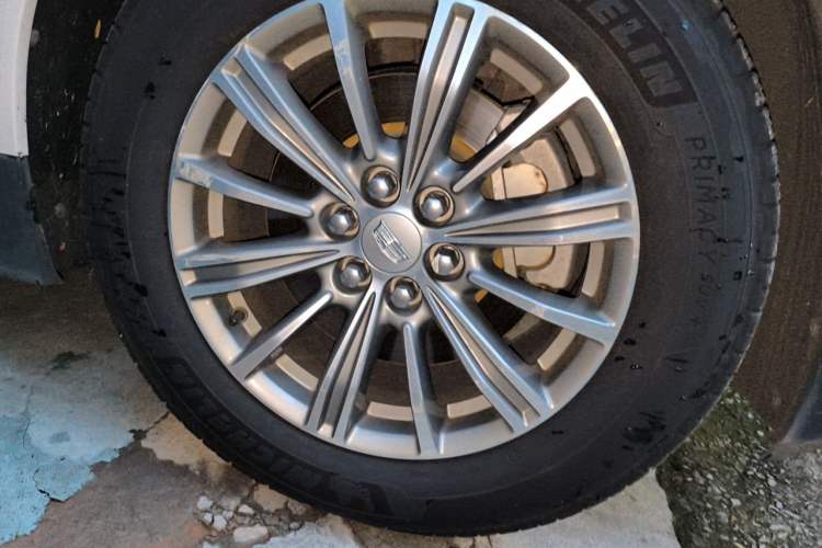 Used Cadillac XT5 2017 Anniversary Edition 28T Four-Wheel Drive Tech Model Right Front Wheel Hub