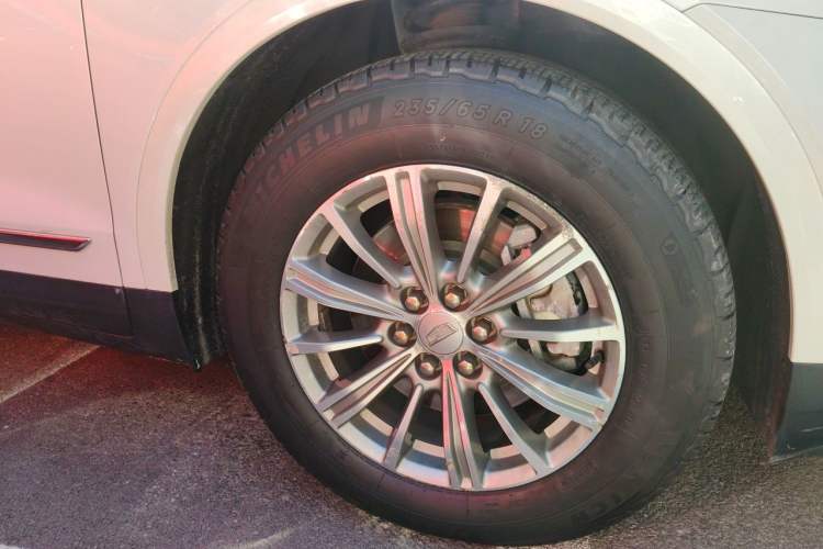 Used Cadillac XT5 2017 Anniversary Edition 28T Four-Wheel Drive Luxury Model Right Front Wheel Hub