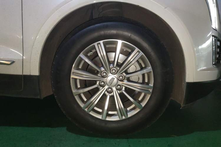 Used Cadillac XT5 2017 Anniversary Edition 25T Luxury Model Right Front Wheel Hub