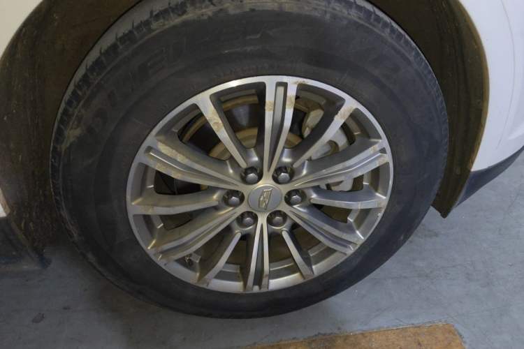 Used Cadillac XT5 2017 Anniversary Edition 28T Four-Wheel Drive Luxury Model Right Front Wheel Hub