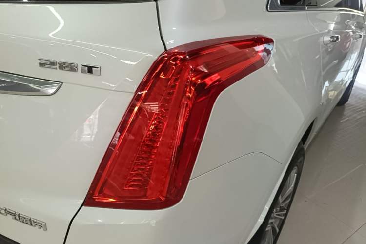 Used Cadillac XT5 2017 Anniversary Edition 28T Four-Wheel Drive Luxury Model Right Rear Taillight