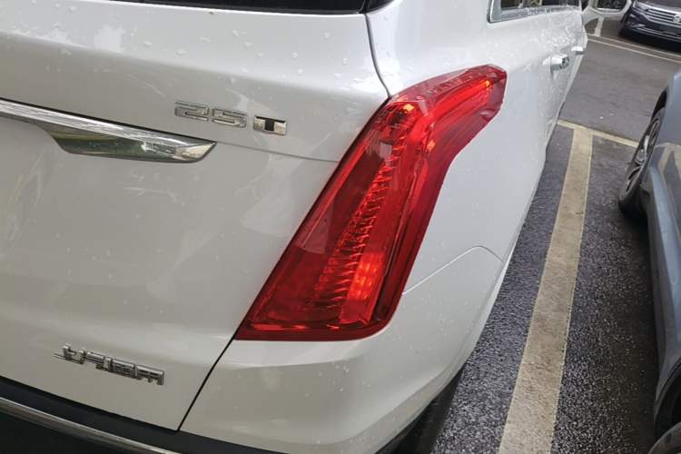 Used Cadillac XT5 2017 Anniversary Edition 25T Luxury Model Right Rear Taillight