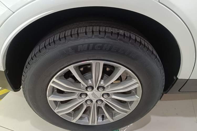 Used Cadillac XT5 2017 Anniversary Edition 28T Four-Wheel Drive Luxury Model Right Rear Wheel Hub