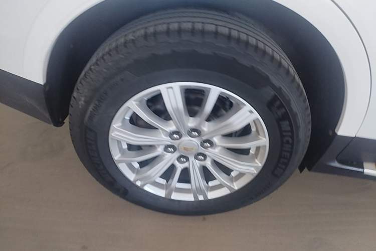 Used Cadillac XT5 2017 Anniversary Edition 28T Four-Wheel Drive Tech Model Right Rear Wheel Hub