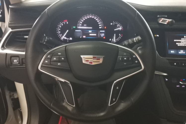 Used Cadillac XT5 2017 Anniversary Edition 25T Luxury Model Steering Wheel