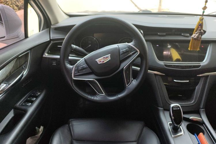 Used Cadillac XT5 2017 Anniversary Edition 25T Luxury Model Steering Wheel