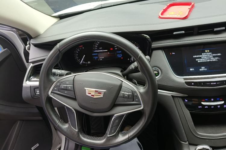 Used Cadillac XT5 2017 Anniversary Edition 25T Luxury Model Steering Wheel