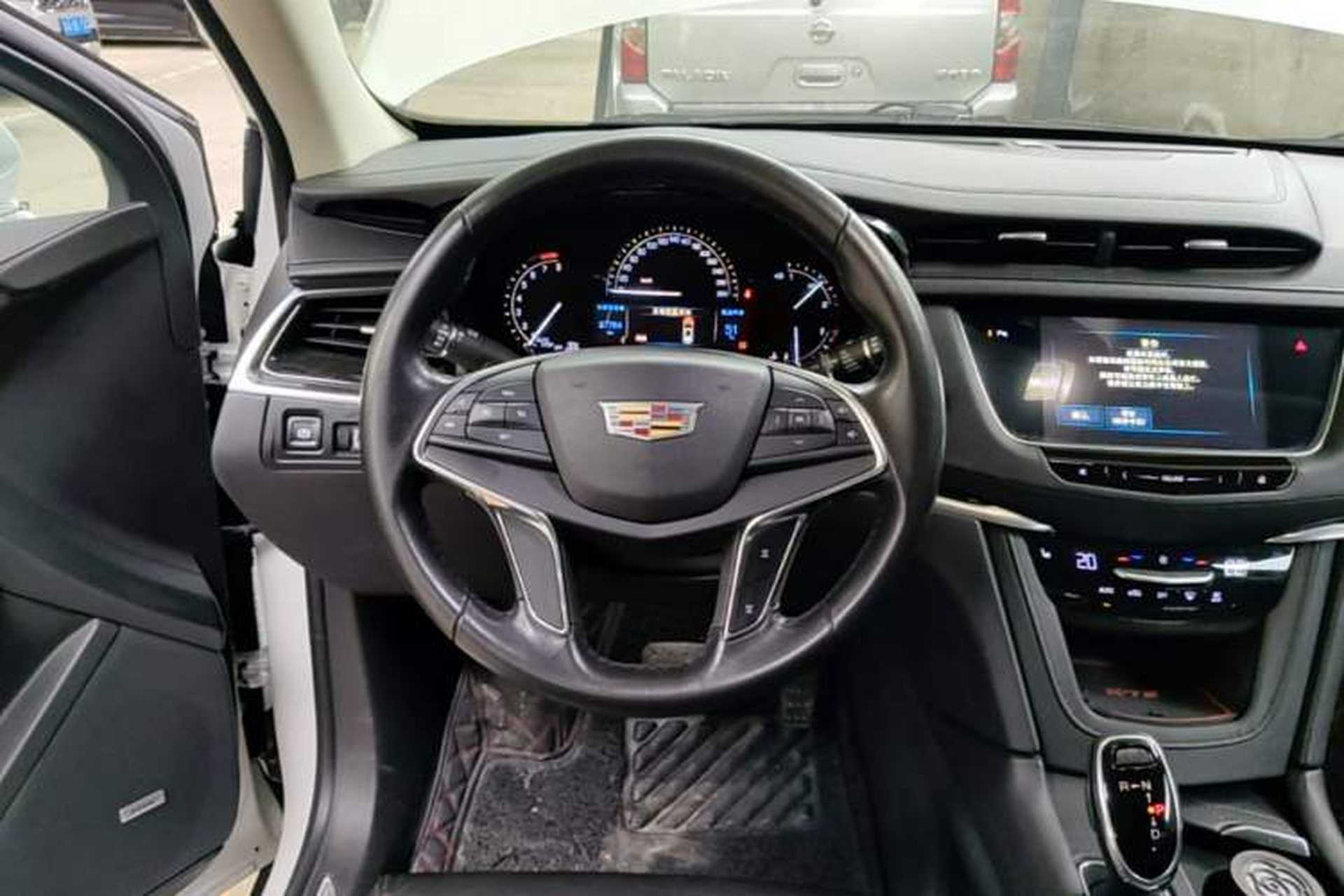 Used Cadillac XT5 2017 Anniversary Edition 25T Luxury Model Steering Wheel